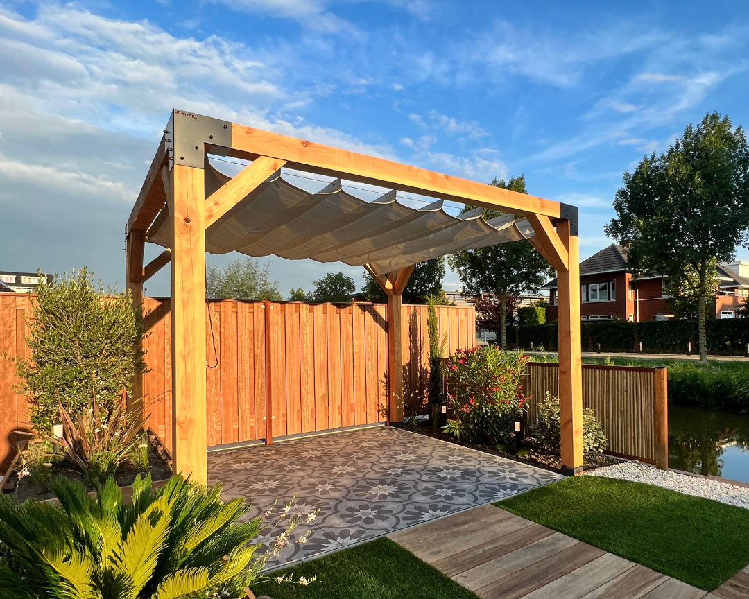 Houten pergola met harmonicadoek in een moderne tuin. Compleet bouwpakket met Douglas hout en stevige metalen koppelstukken.