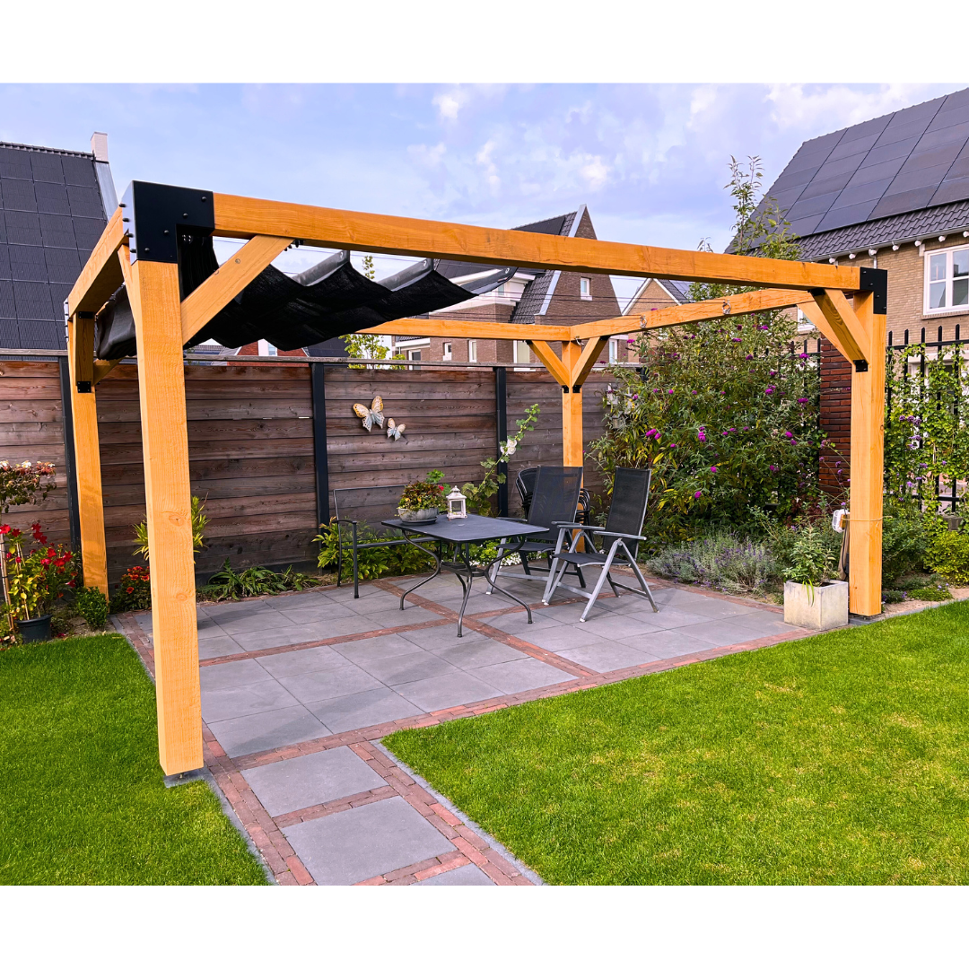 Vrijstaande houten pergola van Douglas hout (330x330 cm) met zwart harmonicadoek. Stijlvolle en duurzame terrasoverkapping met stevige metalen koppelstukken.